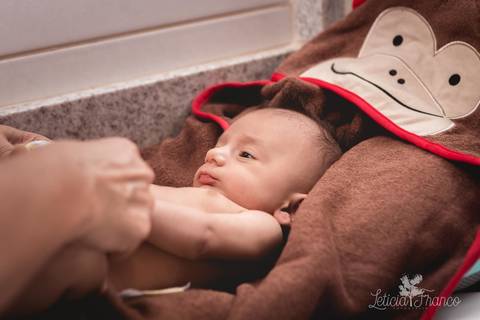 bebê recém nascido newborn brasilia fotógrafa brasília df distrito federal baby bebe book melhor franco letícia lifestyle 1 mês tomando banho balde tummy tub na toalha de macaco vestindo roupa'