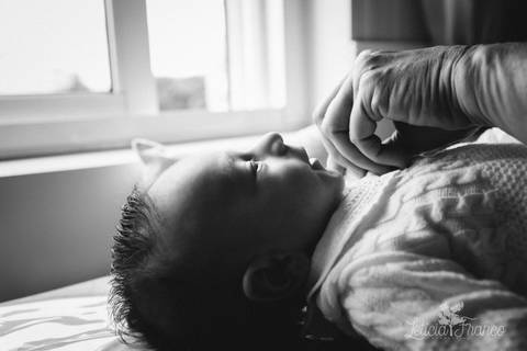 bebê recém nascido newborn brasilia fotógrafa brasília df distrito federal baby bebe book melhor franco letícia lifestyle 1 mês tomando banho balde tummy tub vovó vestindo roupa no trocador abotoando'