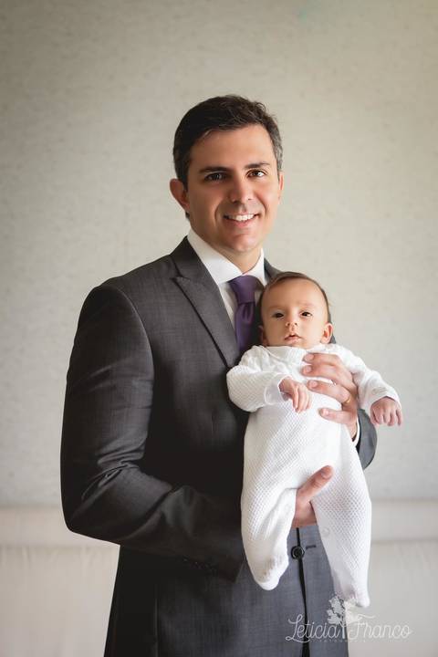 bebê recém nascido newborn brasilia fotógrafa brasília df distrito federal baby bebe book melhor franco letícia lifestyle 1 mês papai de terno pronto para trabalhando com bebê'