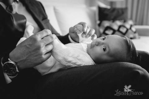 bebê recém nascido newborn brasilia fotógrafa brasília df distrito federal baby bebe book melhor franco letícia lifestyle 1 mês papai de terno pronto para trabalhando com bebê nas pernas sentado'