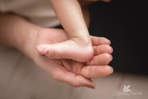 bebê recém nascido newborn brasilia fotógrafa brasília df distrito federal baby bebe book melhor franco letícia lifestyle 1 mês mamãe segurando pézinho'