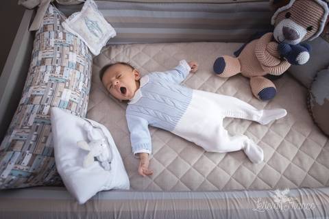 bebê recém nascido newborn brasilia fotógrafa brasília df distrito federal baby bebe book melhor franco letícia lifestyle 1 mês bocejando no berço'