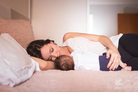 bebê recém nascido newborn brasilia fotógrafa brasília df distrito federal baby bebe book melhor franco letícia lifestyle 1 mês mamãe mãe amametando na cama deitada'