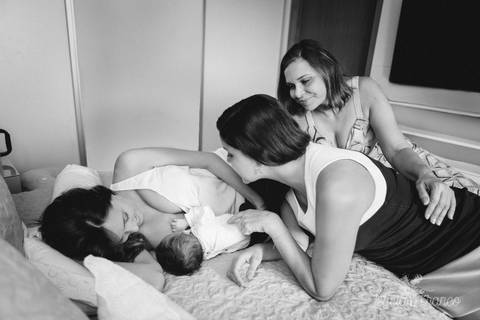brasilia fotógrafa brasília df distrito federal baby bebe book melhor franco letícia lifestyle 1 mês mamãe mãe amametando na cama deitada com a vovó e a dinda'