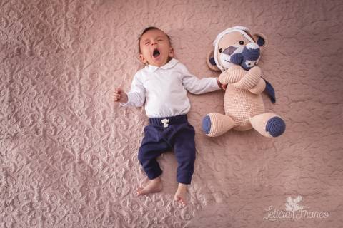 brasilia fotógrafa brasília df distrito federal baby bebe book melhor franco letícia lifestyle 1 mês ao lado do ursinho na cama bocejando'