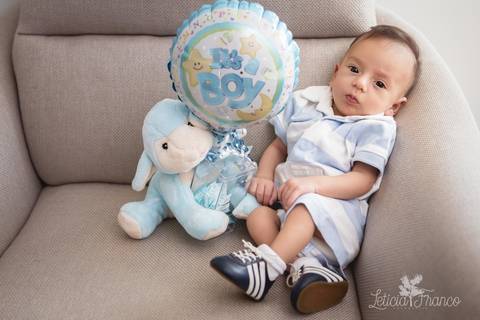brasilia fotógrafa brasília df distrito federal baby bebe book melhor franco letícia lifestyle 1 mês ao lado da ovelha e balão it's a boy sentados na poltrona'