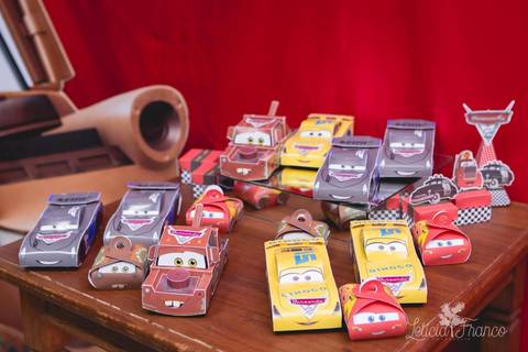 decoração festas criativas carros na happy birthday registrado pela fotógrafa Letícia Leticia Franco em brasília brasilia df detalhes da entrada'