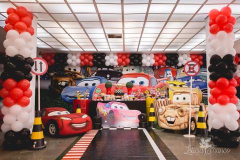 decoração festas criativas carros na happy birthday registrado pela fotógrafa Letícia Leticia Franco em brasília brasilia df mesa do bolo completa'