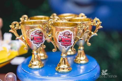 decoração festas criativas carros na happy birthday registrado pela fotógrafa Letícia Leticia Franco em brasília brasilia df pequenos trofeus da mesa do bolo'