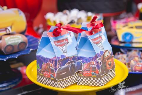 decoração festas criativas carros na happy birthday registrado pela fotógrafa Letícia Leticia Franco em brasília brasilia df caixinha de doces'