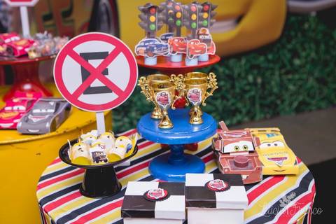 decoração festas criativas carros na happy birthday registrado pela fotógrafa Letícia Leticia Franco em brasília brasilia df docinhos mesa do bolo'