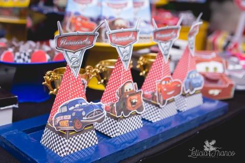decoração festas criativas carros na happy birthday registrado pela fotógrafa Letícia Leticia Franco em brasília brasilia df piramide de doces mesa do bolo'