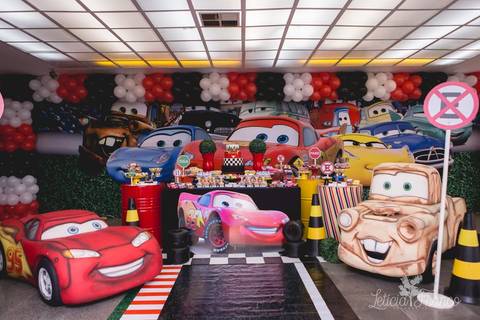 decoração festas criativas carros na happy birthday registrado pela fotógrafa Letícia Leticia Franco em brasília brasilia df mesa de longe'