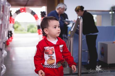 decoração festas criativas carros na happy birthday registrado pela fotógrafa Letícia Leticia Franco em brasília brasilia df aniversariante chegando'