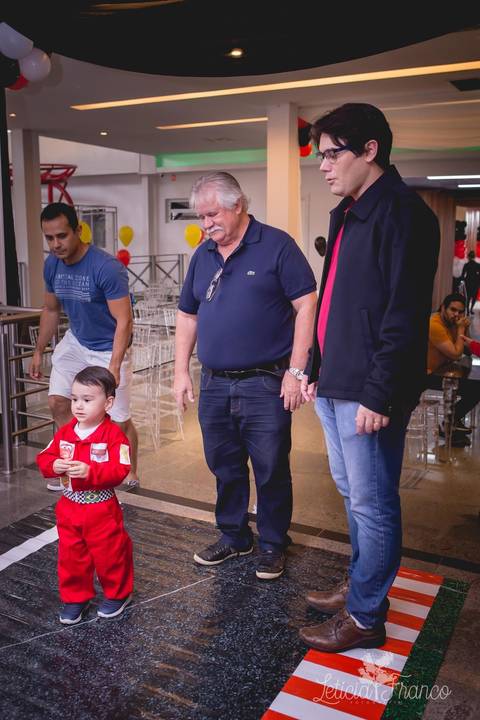 decoração festas criativas carros na happy birthday registrado pela fotógrafa Letícia Leticia Franco em brasília brasilia df bernardo observando a festa'