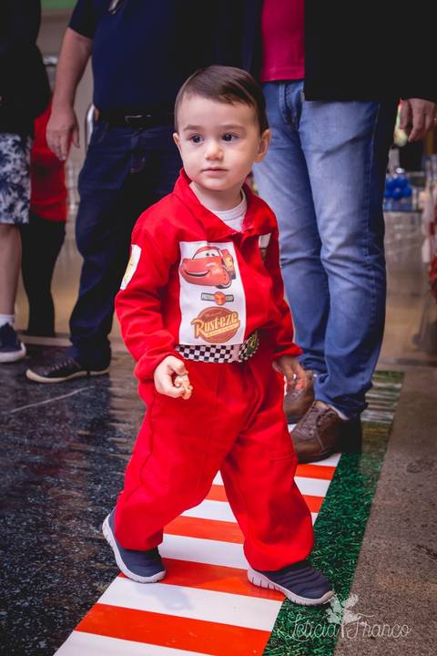 decoração festas criativas carros na happy birthday registrado pela fotógrafa Letícia Leticia Franco em brasília brasilia df bernardo com roupa de piloto'