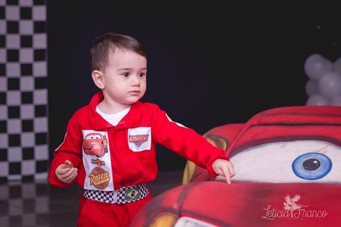 decoração festas criativas carros na happy birthday registrado pela fotógrafa Letícia Leticia Franco em brasília brasilia df com macacão de piloto do lado do relampago mcqueen'