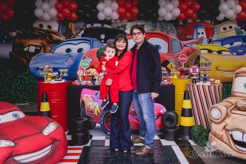 decoração festas criativas carros na happy birthday registrado pela fotógrafa Letícia Leticia Franco em brasília brasilia df com os pais na frente da mesa do bolo'