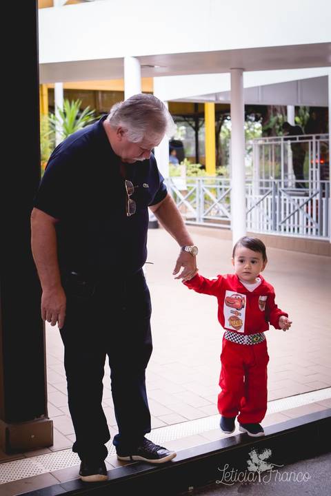decoração festas criativas carros na happy birthday registrado pela fotógrafa Letícia Leticia Franco em brasília brasilia df com vovô de mãos dadas'