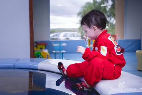 decoração festas criativas carros na happy birthday registrado pela fotógrafa Letícia Leticia Franco em brasília brasilia df na cama elastica de bebes vendo os peixinhos e roupa de piloto'