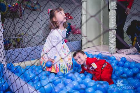 decoração festas criativas carros na happy birthday registrado pela fotógrafa Letícia Leticia Franco em brasília brasilia df com a amiguinha macacão de piloto na piscina de bolinhas'