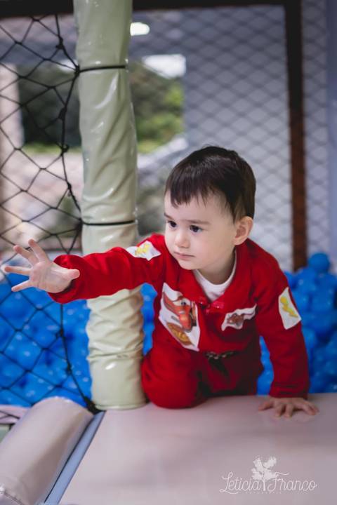 decoração festas criativas carros na happy birthday registrado pela fotógrafa Letícia Leticia Franco em brasília brasilia df saindo da piscina de bolinhas com macacão de piloto'