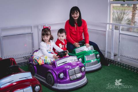 decoração festas criativas carros na happy birthday registrado pela fotógrafa Letícia Leticia Franco em brasília brasilia df nos carrinhos com a mamãe e a amiguinha'