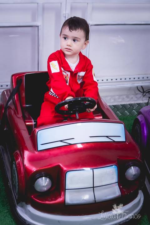 decoração festas criativas carros na happy birthday registrado pela fotógrafa Letícia Leticia Franco em brasília brasilia df dirigindo carro'