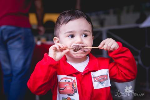decoração festas criativas carros na happy birthday registrado pela fotógrafa Letícia Leticia Franco em brasília brasilia df comendo espetinho'