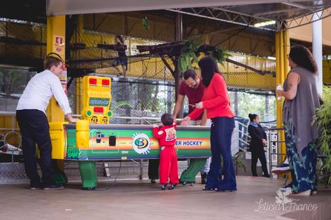 decoração festas criativas carros na happy birthday registrado pela fotógrafa Letícia Leticia Franco em brasília brasilia df observando a mamãe e o papai jogando'