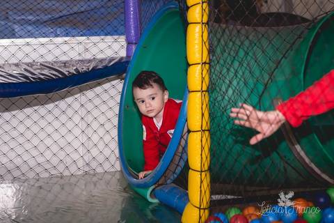 decoração festas criativas carros na happy birthday registrado pela fotógrafa Letícia Leticia Franco em brasília brasilia df na piscina de bolinhas '