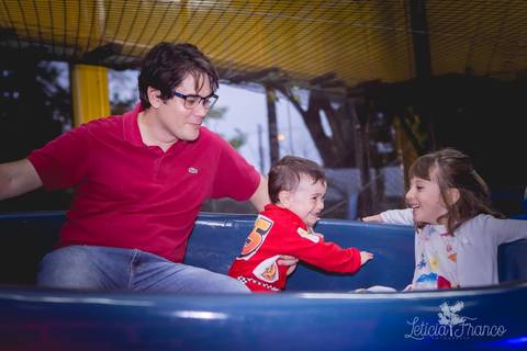 decoração festas criativas carros na happy birthday registrado pela fotógrafa Letícia Leticia Franco em brasília brasilia df girando com papai e amiguinha'