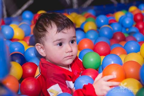 decoração festas criativas carros na happy birthday registrado pela fotógrafa Letícia Leticia Franco em brasília brasilia df deitado na piscina de bolinhas '
