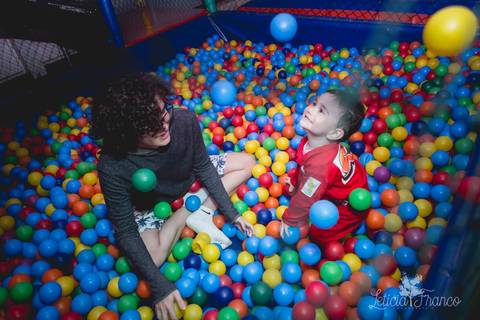 decoração festas criativas carros na happy birthday registrado pela fotógrafa Letícia Leticia Franco em brasília brasilia df jogando bolinhas pra cima '