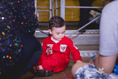 decoração festas criativas carros na happy birthday registrado pela fotógrafa Letícia Leticia Franco em brasília brasilia df macacão de piloto da ferraria'