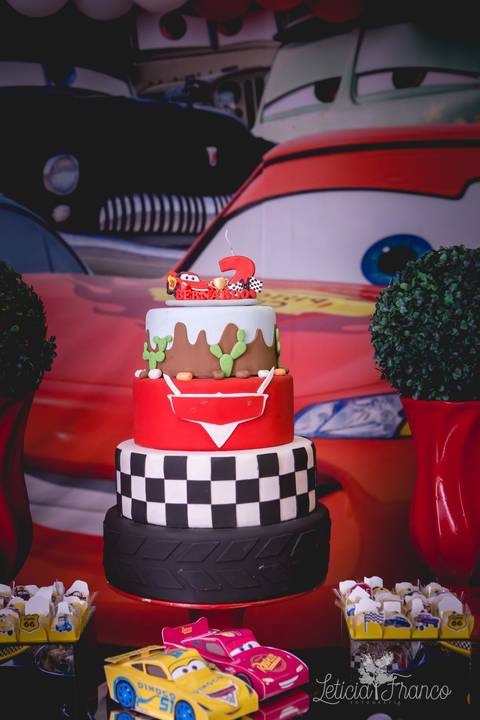 decoração festas criativas carros na happy birthday registrado pela fotógrafa Letícia Leticia Franco em brasília brasilia df bolo relampago mcqueen'