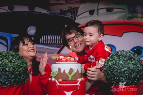 decoração festas criativas carros na happy birthday registrado pela fotógrafa Letícia Leticia Franco em brasília brasilia df hora do parabens assoprando a vela'