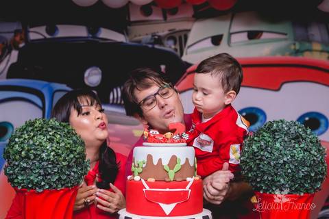 decoração festas criativas carros na happy birthday registrado pela fotógrafa Letícia Leticia Franco em brasília brasilia df hora do parabens todo mundo assoprando a vela'