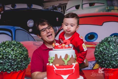 decoração festas criativas carros na happy birthday registrado pela fotógrafa Letícia Leticia Franco em brasília brasilia df hora do parabens aniversariante assoprando a vela'