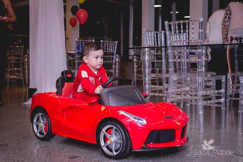 decoração festas criativas carros na happy birthday registrado pela fotógrafa Letícia Leticia Franco em brasília brasilia df hora do parabens andando na ferraria de macacão de piloto'
