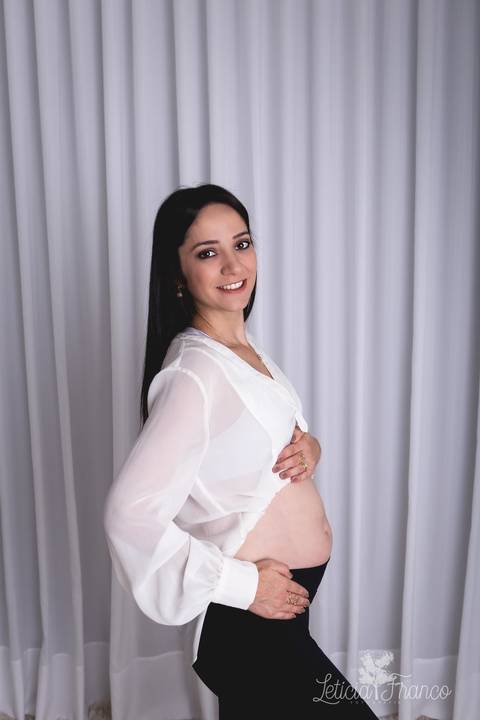 ensaio gestante mamãe recém nascido newborn fotografa fotógrafa brasília df distrito federal baby bebe reborn book melhor leticia franco letícia estúdio blusa branca mamãe olhando'