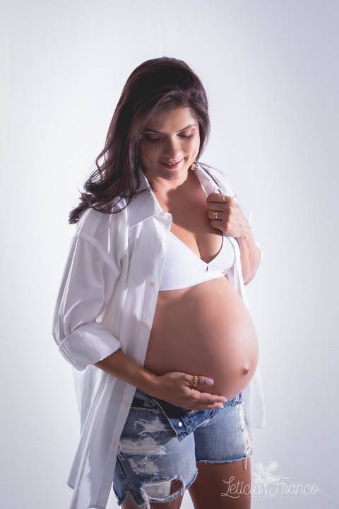 ensaio gestante mamãe recém nascido newborn fotografa fotógrafa brasília df distrito federal baby bebe reborn book melhor leticia franco letícia estúdio camisa social mão na barriga, olhando pra baixo e segurando a camiseta com a outra mão'