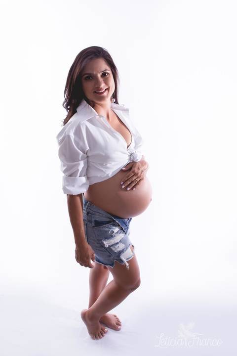 ensaio gestante mamãe recém nascido newborn fotografa fotógrafa brasília df distrito federal baby bebe reborn book melhor leticia franco letícia estúdio camisa social amarrada, mão na barriga e a outra solta short jeans rasgado'