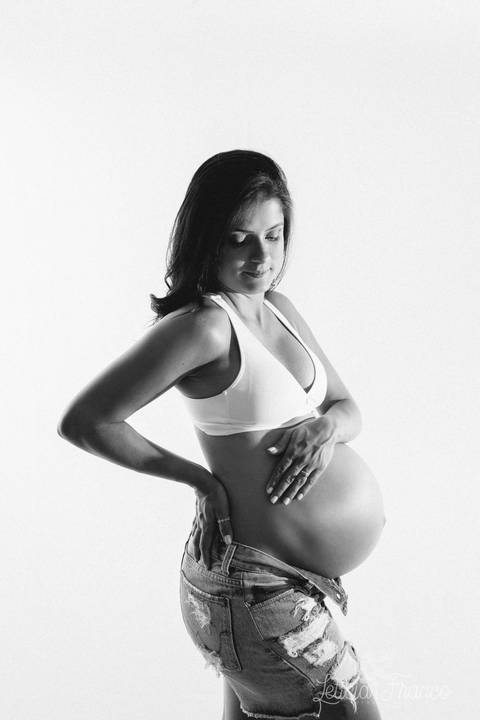 ensaio gestante mamãe recém nascido newborn fotografa fotógrafa brasília df distrito federal baby bebe reborn book melhor leticia franco letícia estúdio mão na barriga e outra na lombar preto e branco de top e short jeans'