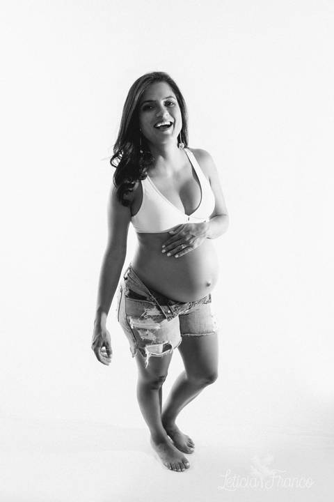 ensaio gestante mamãe recém nascido newborn fotografa fotógrafa brasília df distrito federal baby bebe reborn book melhor leticia franco letícia estúdio mão na barriga e outra solta preto e branco de top e short jeans'