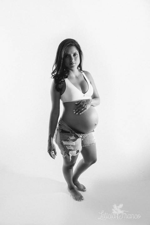 ensaio gestante mamãe recém nascido newborn fotografa fotógrafa brasília df distrito federal baby bebe reborn book melhor leticia franco letícia estúdio mão na barriga e outra solta preto e branco de top e short jeans rindo'