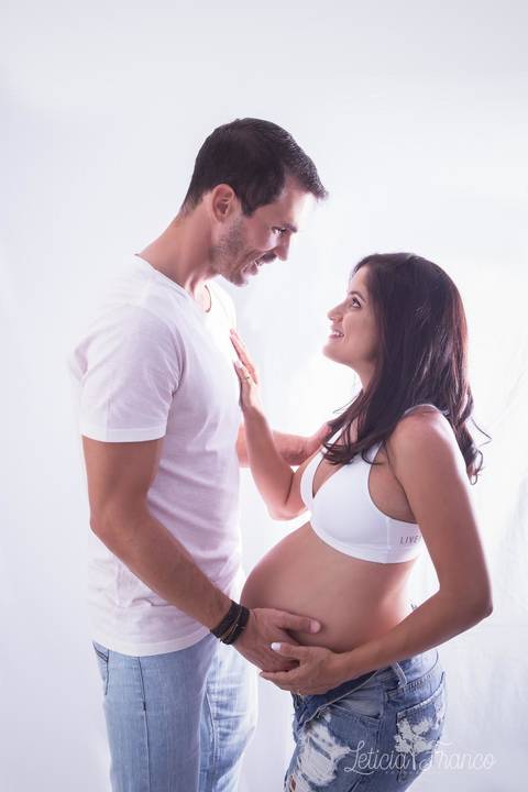 ensaio gestante mamãe recém nascido newborn fotografa fotógrafa brasília df distrito federal baby bebe reborn book melhor leticia franco letícia estúdio mão na barriga preto e branco de top e short jeans com pai casal se olhando camiseta branca se olhando'