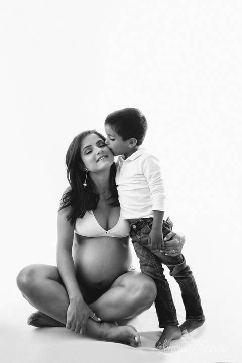 ensaio gestante mamãe recém nascido newborn fotografa fotógrafa brasília df distrito federal baby bebe reborn book melhor leticia franco letícia estúdio mão na barriga preto e branco de top e short jeans com pai casal se olhando preto e branco irmão beija'