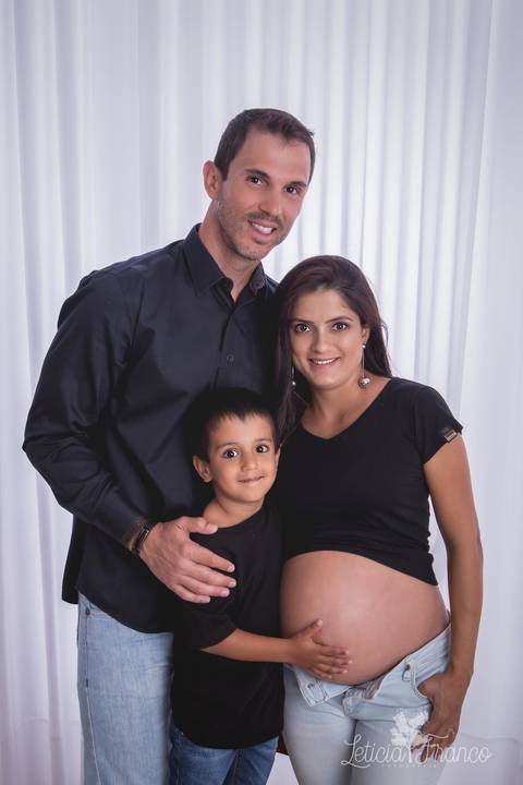 ensaio gestante mamãe recém nascido newborn fotografa fotógrafa brasília df distrito federal baby bebe reborn book melhor leticia franco letícia estúdio mão na barriga preto e branco de top e short jeans com pai casal se olhando família completa'