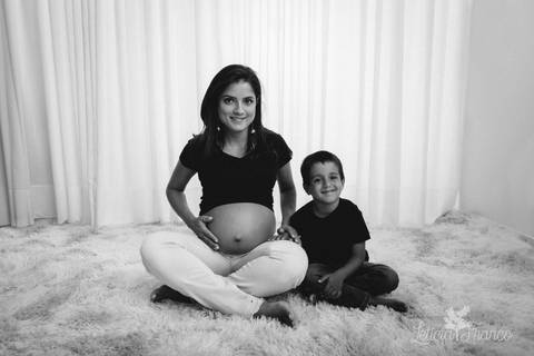 ensaio gestante mamãe recém nascido newborn fotografa fotógrafa brasília df distrito federal baby bebe reborn book melhor leticia franco letícia estúdio mão na barriga preto branco de top e short jeans olhando sentado com irmão mais velho'